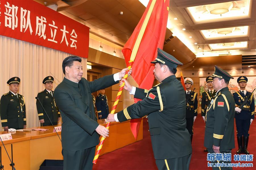 （时政）（2）习近平向中国人民解放军陆军火箭军战略支援部队授予军旗并致训词