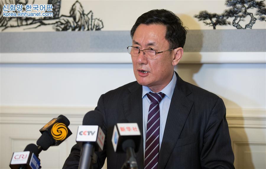 （新华网）中国驻瑞士联邦大使耿文兵接受新华社记者采访