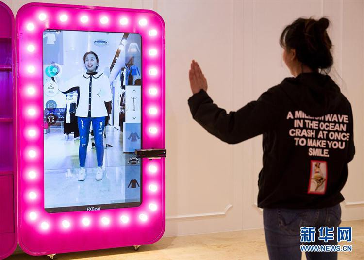 중국 난징에 등장한 ‘가상현실 피팅 거울’ 시선집중
