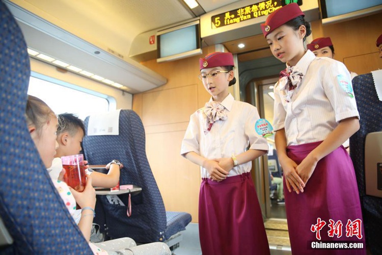 중국 청두: 6•1 국제 어린이날, 어린이 열차 승무원 등장