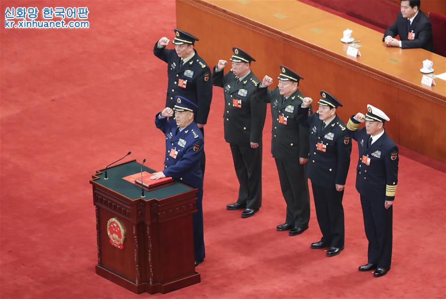 （两会）中央军事委员会副主席、委员进行宪法宣誓