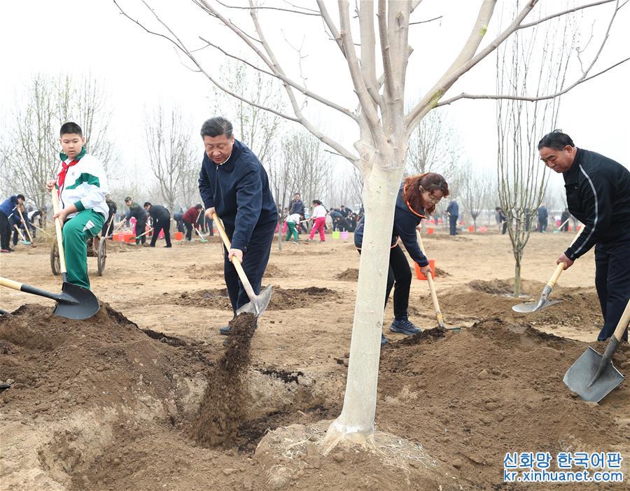 （时政）党和国家领导人参加首都义务植树活动