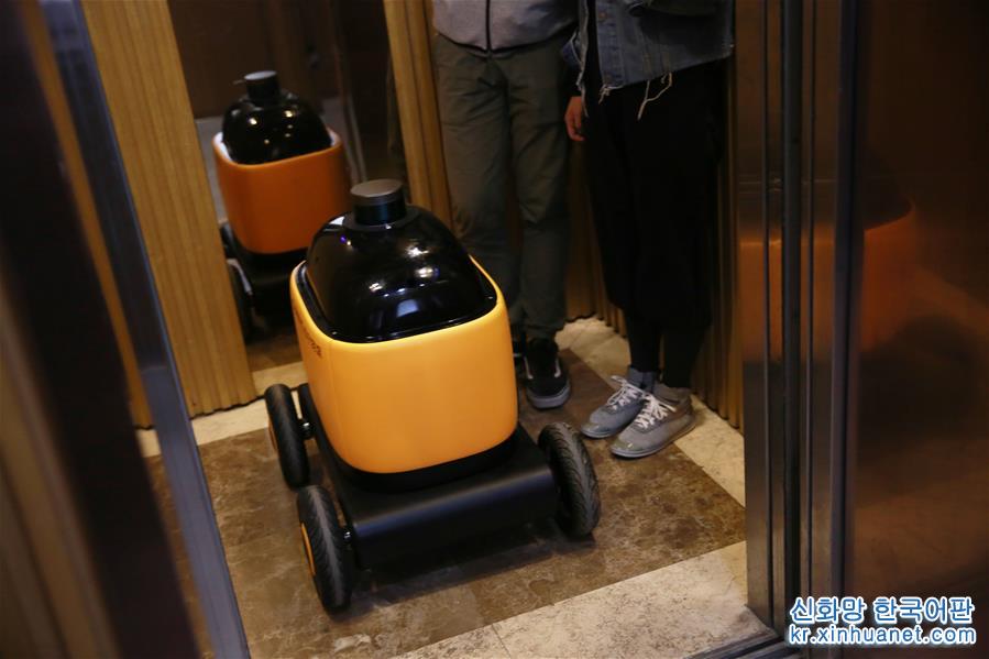 （经济）（1）可与电梯交互的无人快递车亮相南京