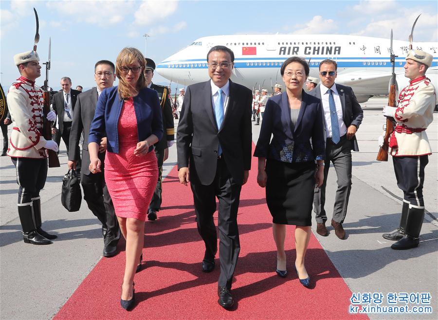 （时政）李克强抵达索非亚对保加利亚进行正式访问并出席第七次中国－中东欧国家领导人会晤