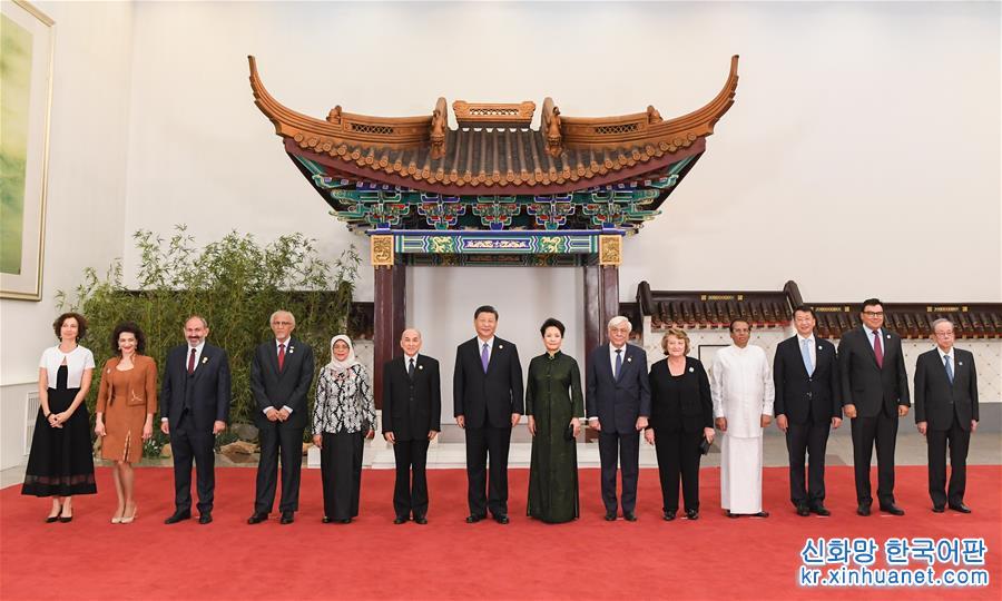 （时政）（2）习近平和彭丽媛欢迎出席亚洲文明对话大会的外方领导人夫妇及嘉宾