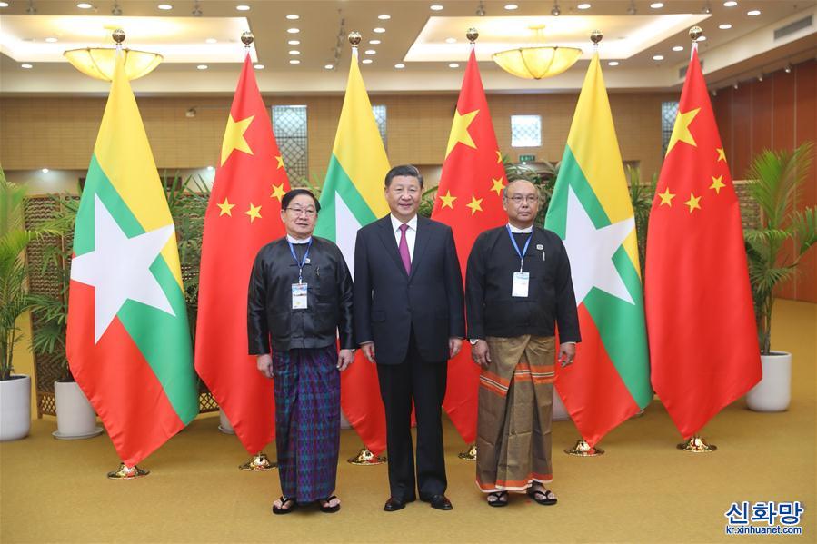 （时政）习近平同缅甸联邦议会议长兼人民院议长蒂昆密和民族院议长曼温凯丹友好交谈