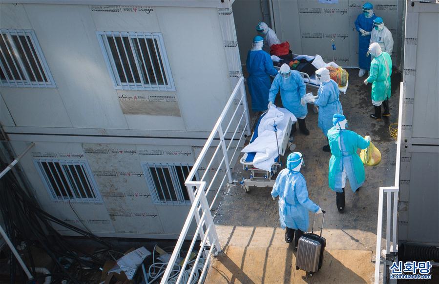 （聚焦疫情防控）（1）武汉火神山医院接收首批新型冠状病毒感染的肺炎确诊患者
