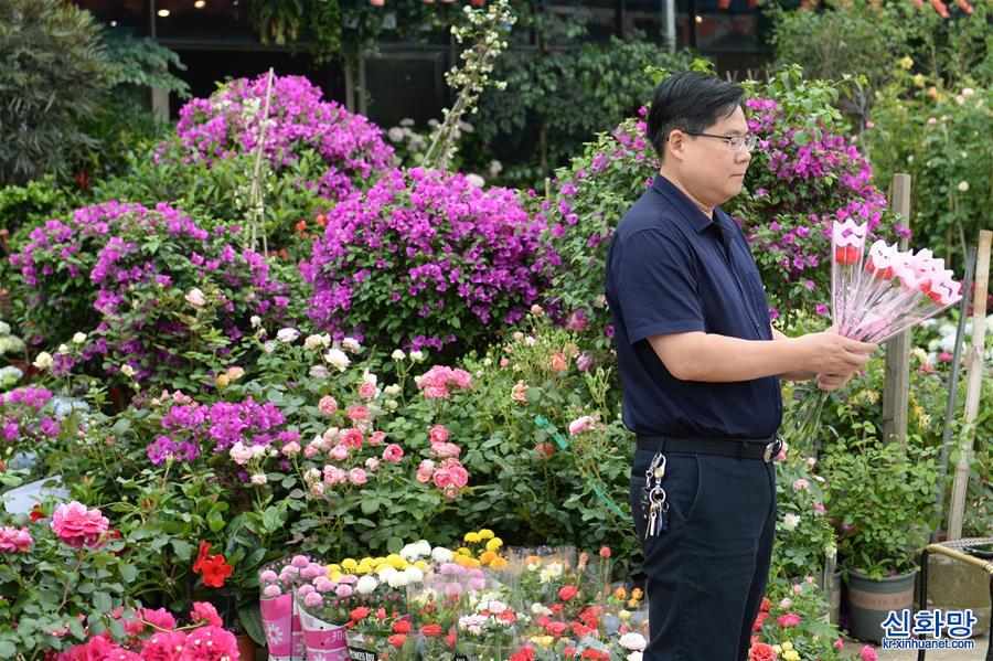 （新华网）（1）湖南长沙：母亲节花卉俏销